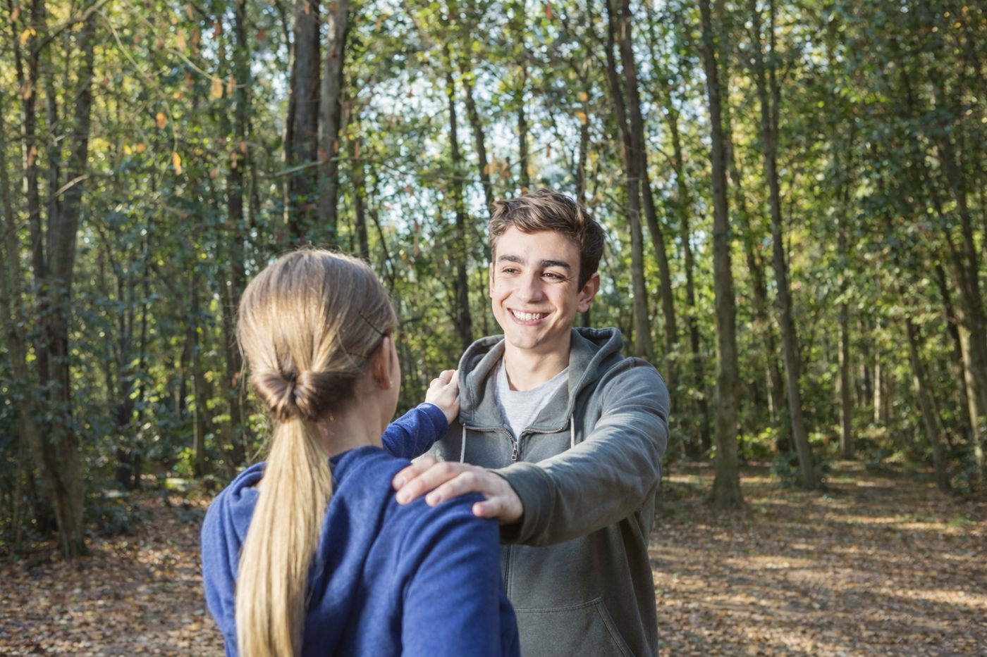 Ados qui s’entraident en pleine nature